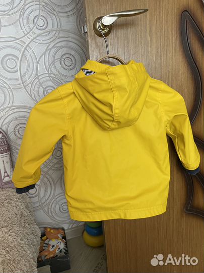 Плащ Petit Bateau и штаны Zara 92