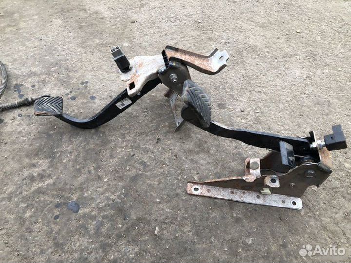 Педаль тормоза и сцепления Hyundai Solaris