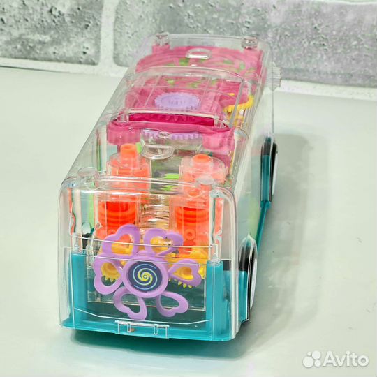 Прозрачный автобус с шестеренками