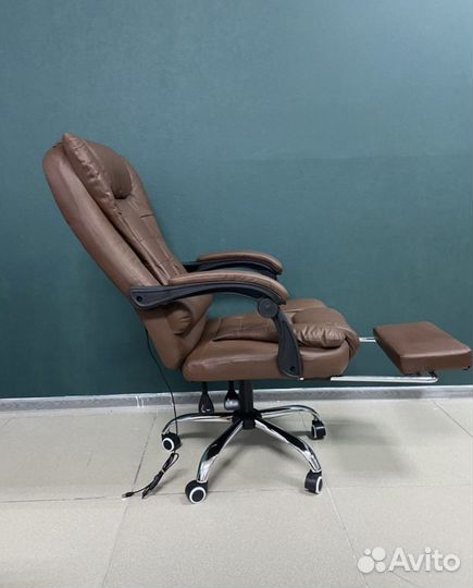 Офисное кресло с подножкой