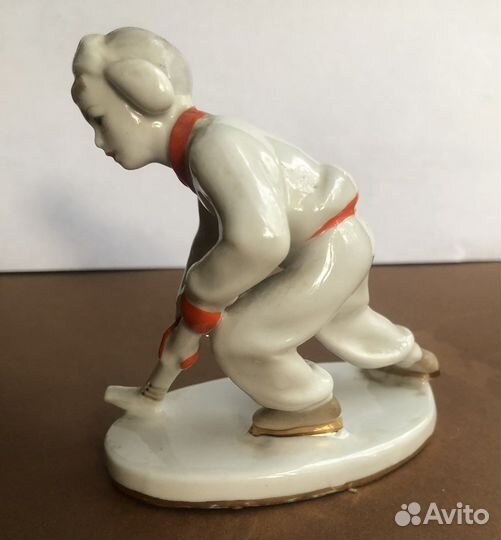 В Фарфоровая статуэтка 