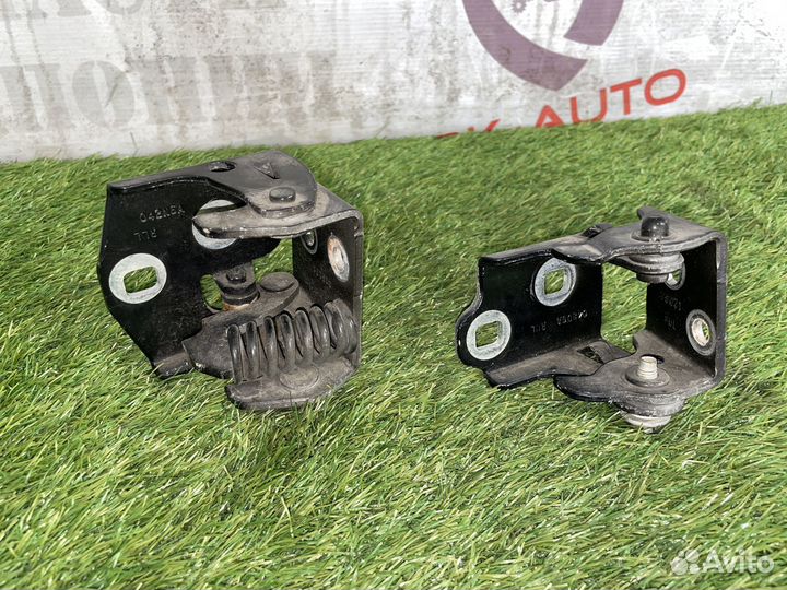 Петли задней левой двери Cadillac Escalade GMT900