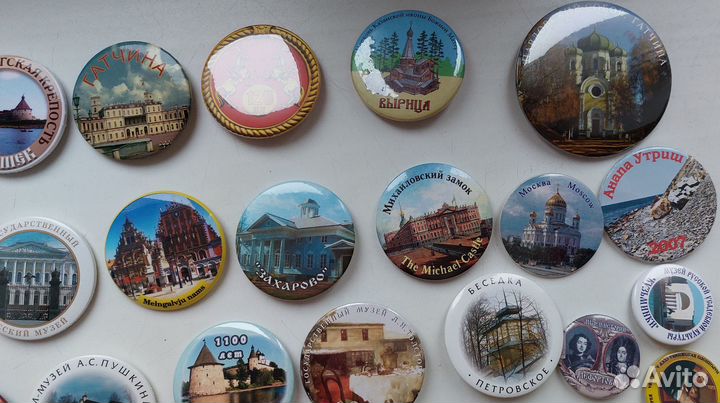 Коллекция значков из разных городов