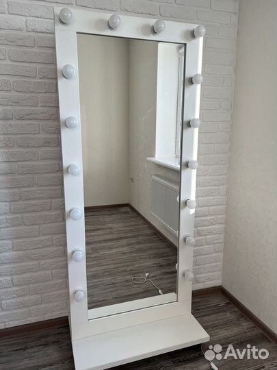 Гримерное зеркало с лампочками