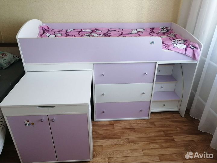 Детская кровать чердак со столом и шкафом