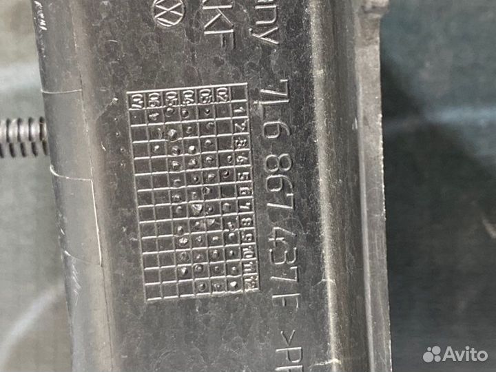 Пластик багажника левый Volkswagen Touareg 7L