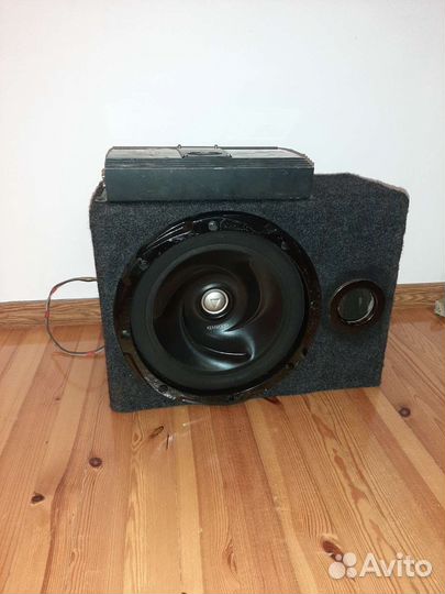 Басовик вместе усилителем