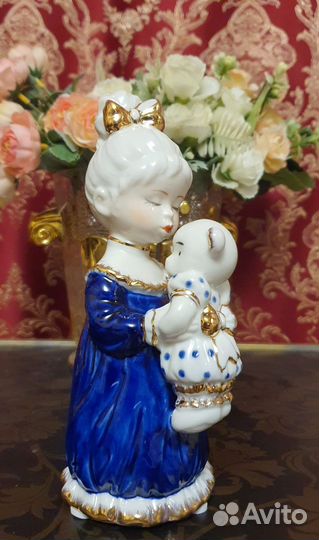 Статуэтка фарфоровая