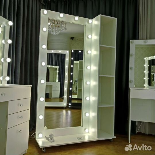 Зеркало на колесиках с полочками