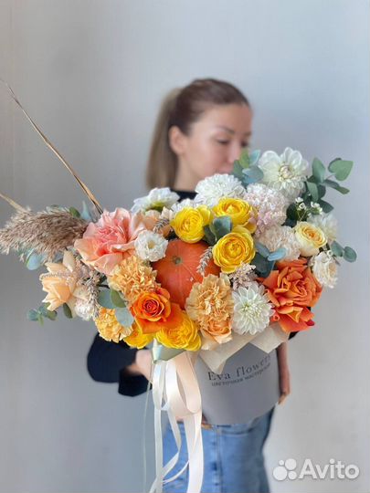 Яркая цветочная композиция с тыквой