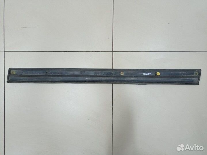 Молдинг двери передней левой Mitsubishi Diamante