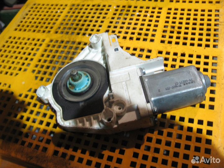 Моторчик стеклоподъемника передний правый Ауди а8д