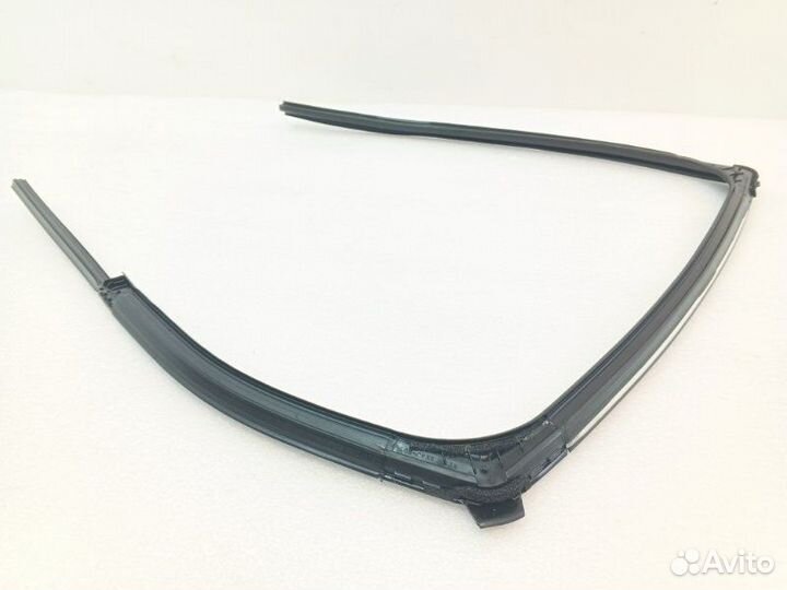 Уплотнитель стекла двери задний правый Mitsubishi