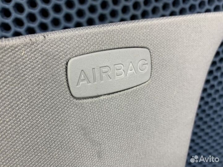 Обшивка средней левой стойки VW Touareg GP до 2010