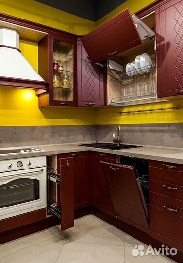 Кухня с каменным островом