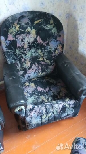 Кресло и пуфики