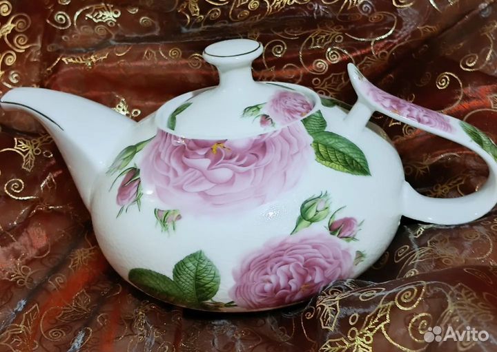 Чайники заварочные и сахарница