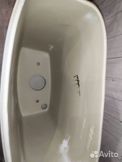 Новый бачок для унитаза с арматурой