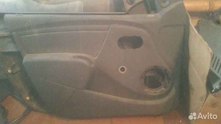 Дверные карты Renault Logan