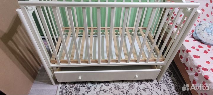 Детская кроватка с универсальным маятником