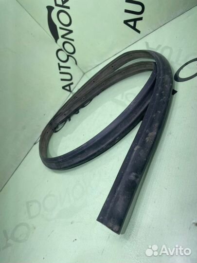 Уплотнитель двери правый Volkswagen Touareg 7P