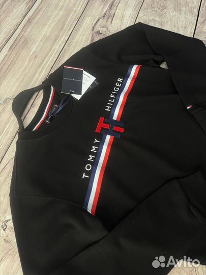 Свитшот Tommy Hilfiger новый с принтом