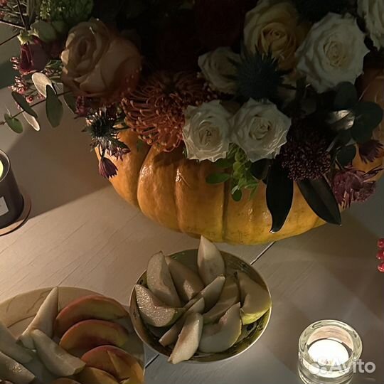 Композиция сборная из цветов в тыкве