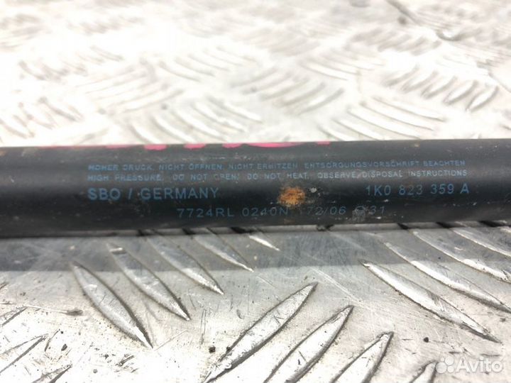 Амортизатор капота Volkswagen Golf 1K1