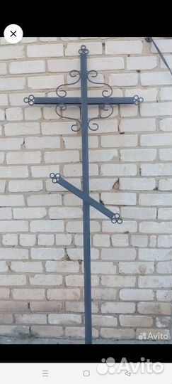 Металлический крест на могилу