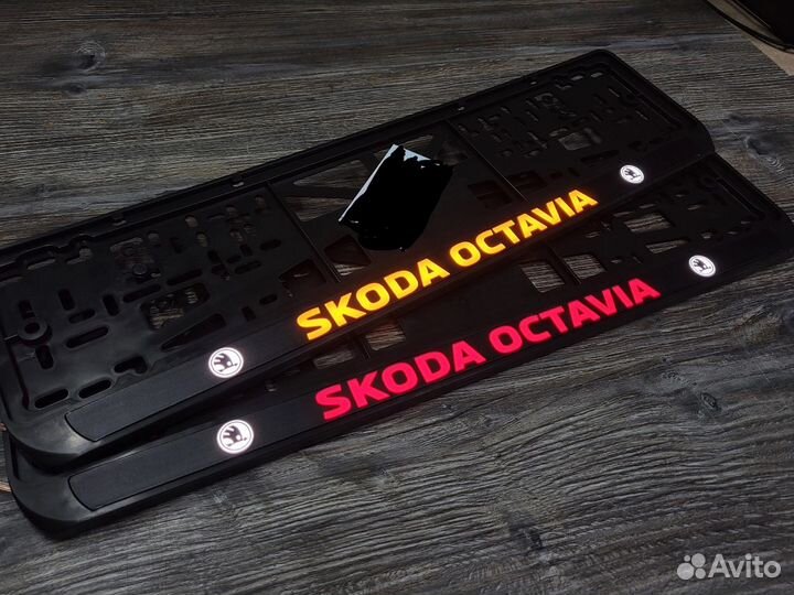 Рамка номерного знака с подсветкой текста