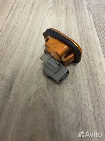 Поворотники правый (крыло) Toyota