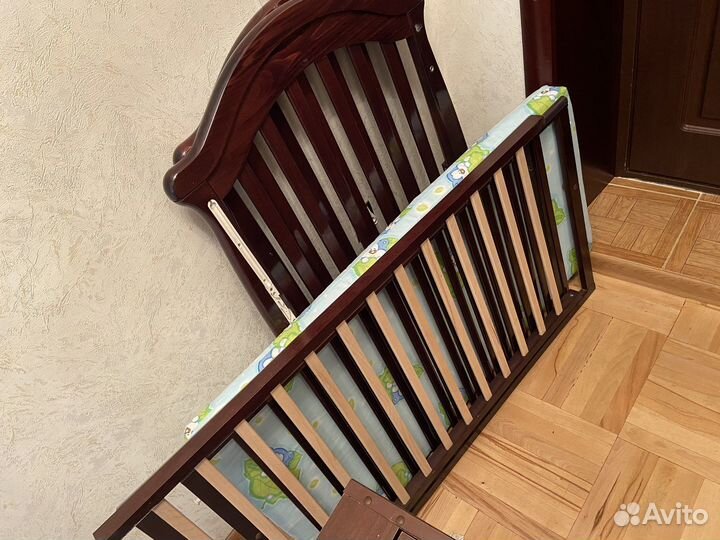 Детская кровать с маятником и матрасом