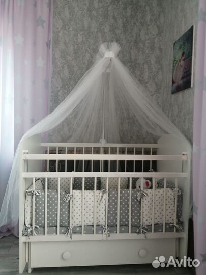 Детская кроватка с маятником и ящиком