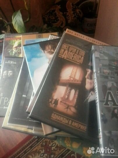 Диски и видеокассеты много