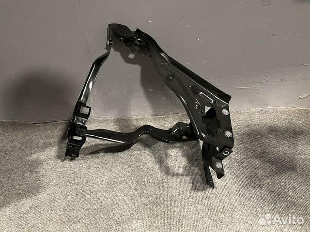 Кронштейн фары правый Mercedes W204