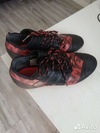 Футбольные бутсы adidas