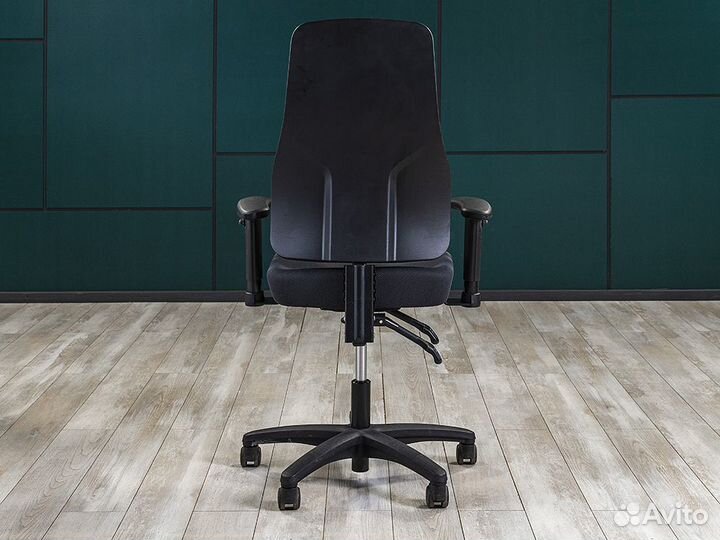 Офисное кресло для персонала на колесах Interstuhl