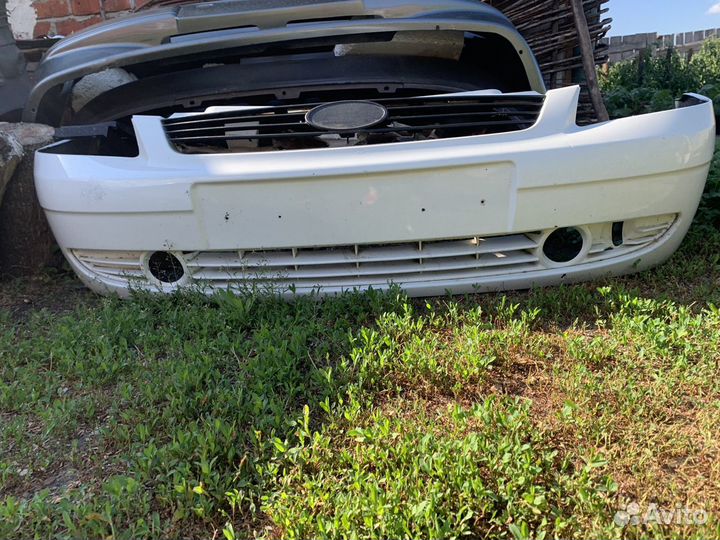 Бампер на приору белый