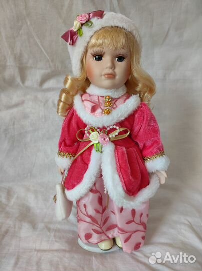 Кукла фарфоровая