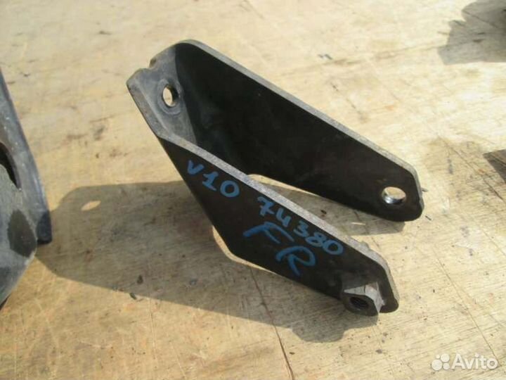 Кронштейн опоры двигателя передний Nissan Tino V10