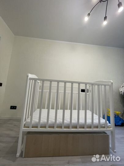 Детская кроватка с маятником