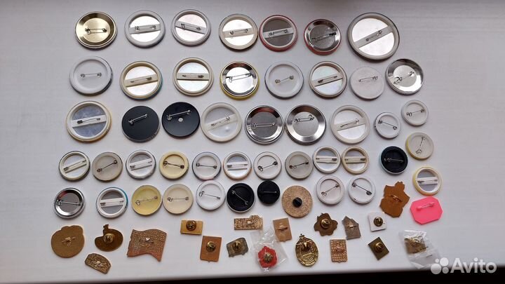 Коллекция значков из разных городов