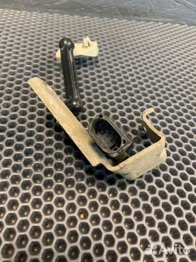 Датчик высоты дорожного просвета задний левый Bmw