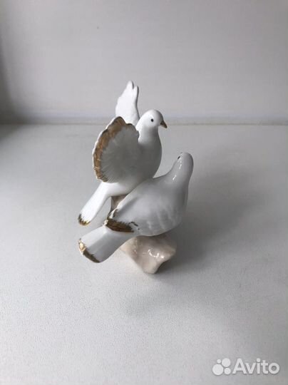 Фарфоровая статуэтка Пара голубей
