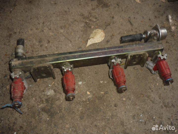 Топливная рампа с форсунками Nissan almera n16