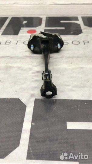 Ограничитель двери задний левый Nissan Patrol Y62