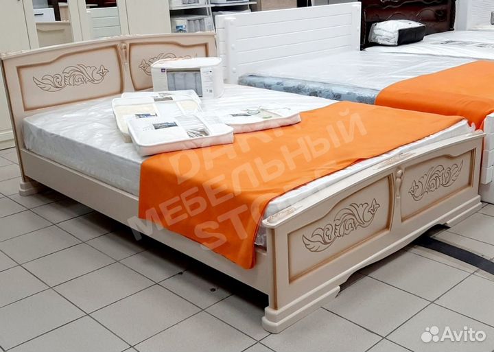 Кровать массив