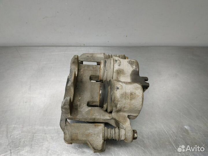 Суппорт передний правый Nissan Fuga Y50 VQ25DE