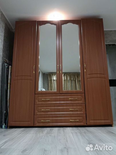Шкаф четырехстворчатый распашной