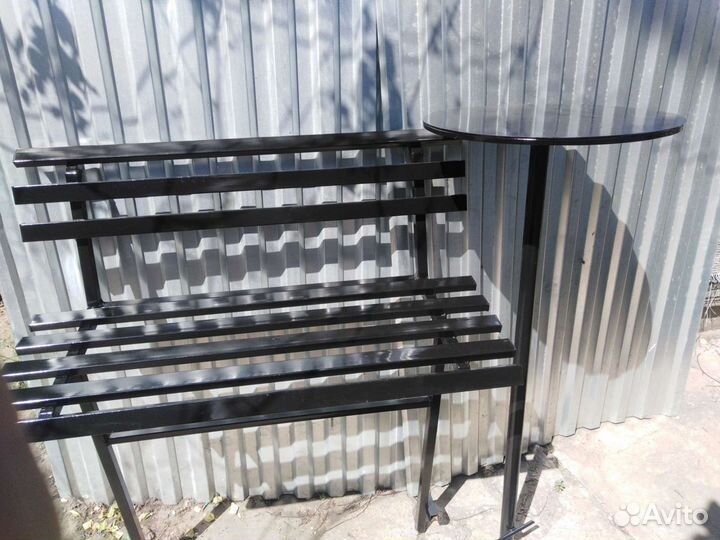 Скамейка со столиком